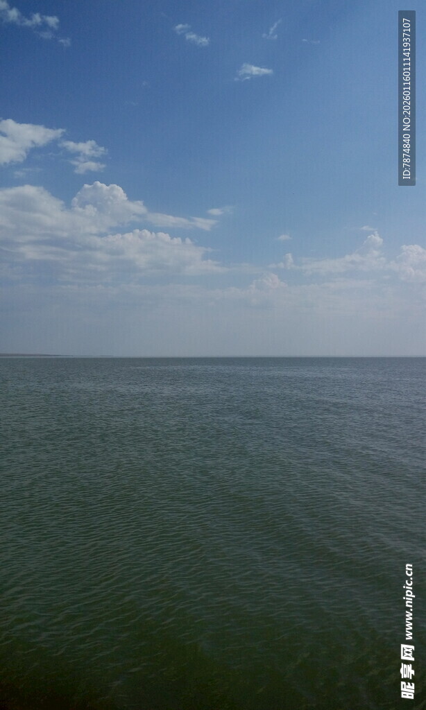 广阔海面与蓝天美景