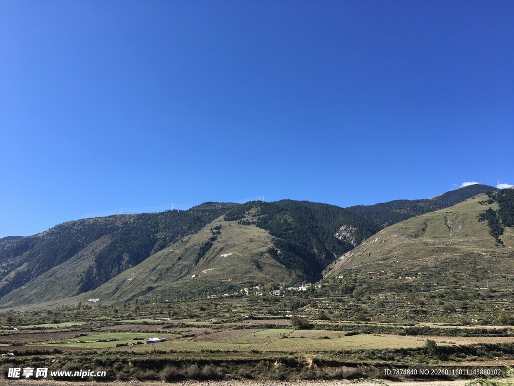 壮丽山景 蓝天映衬下的风光