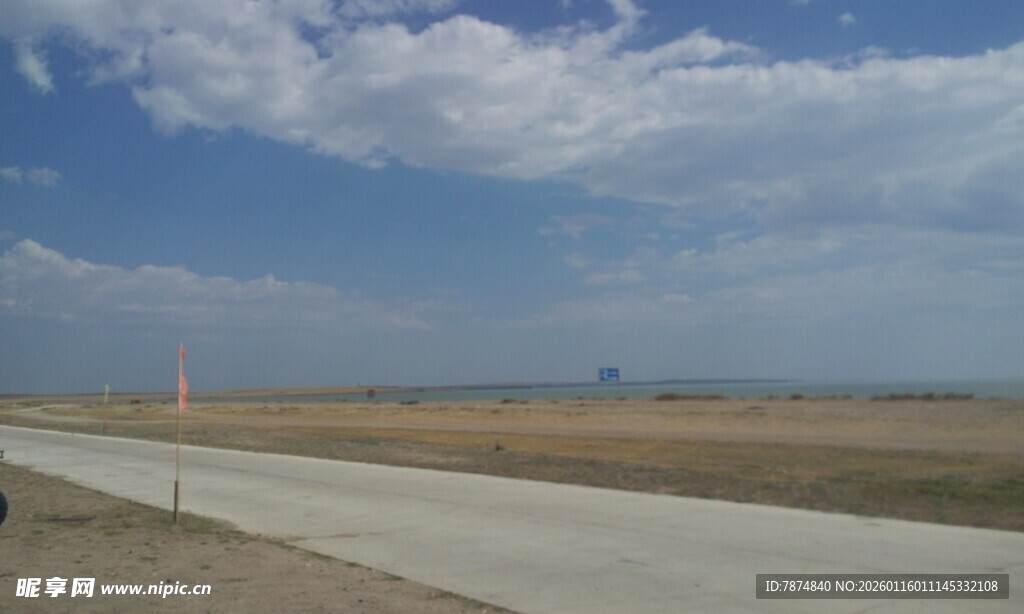 空旷公路延伸至远方