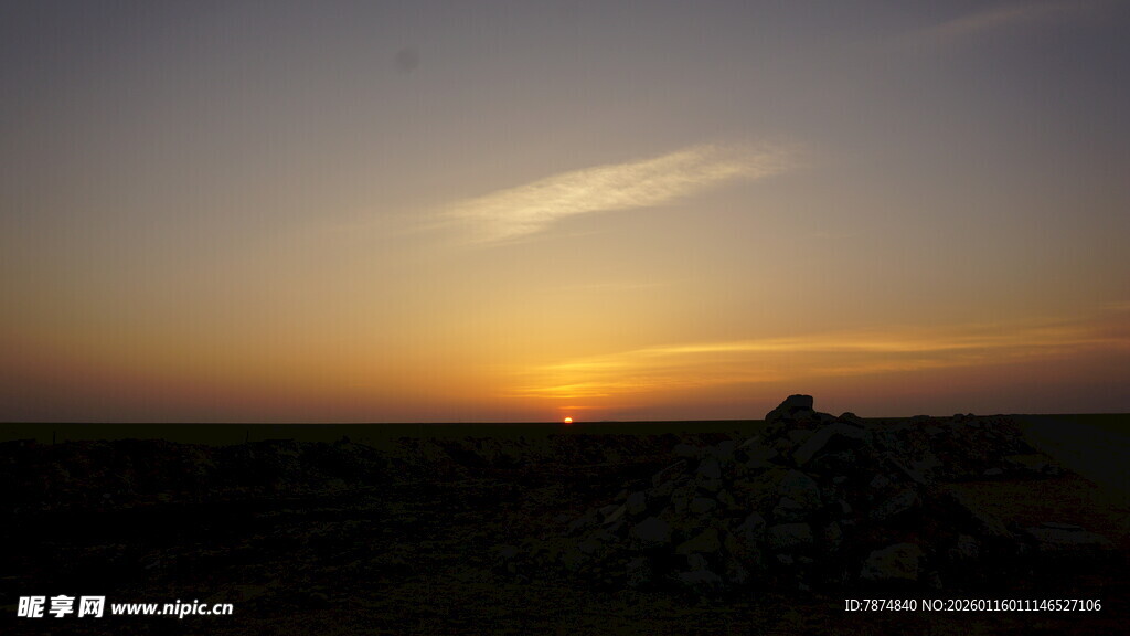 日落时分的广袤原野