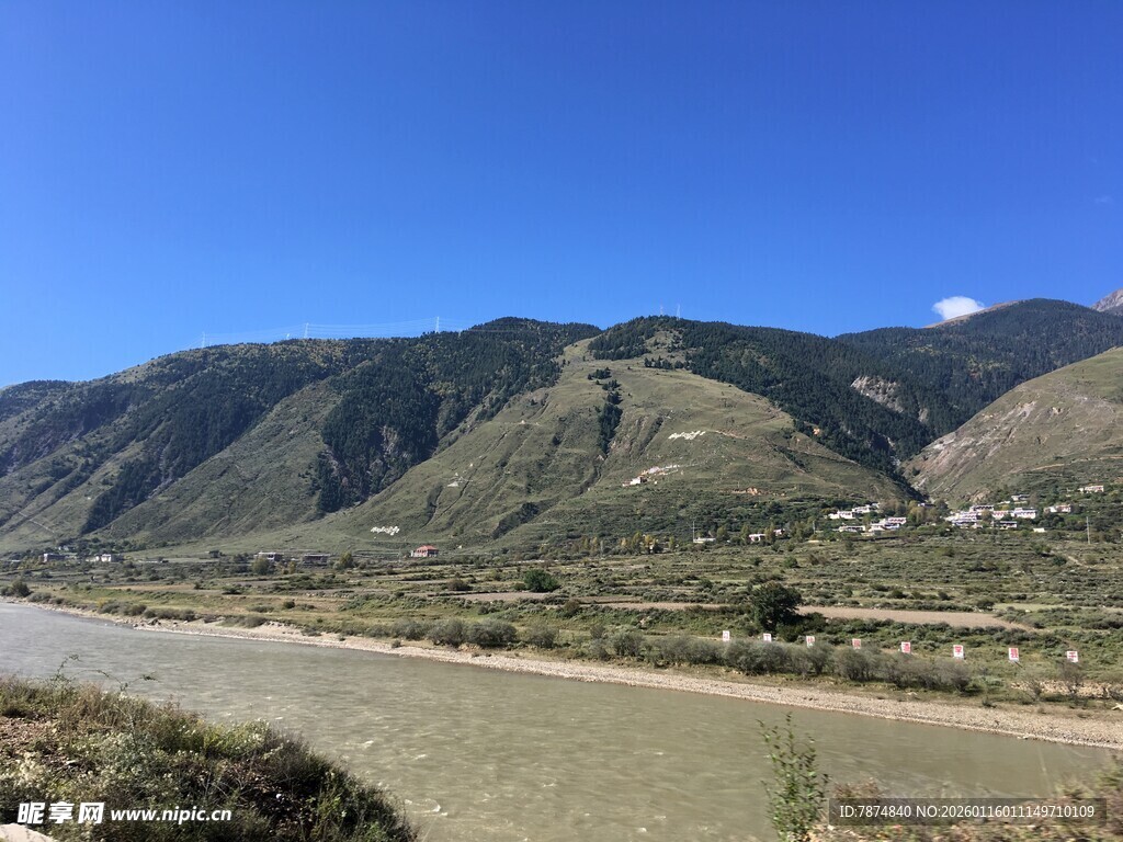 山间公路 邂逅自然美景