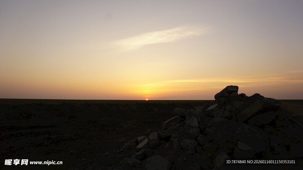 日落时分的旷野石堆