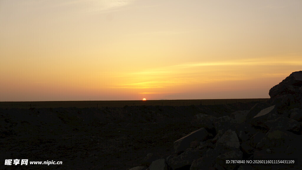 日落时分的开阔原野景色