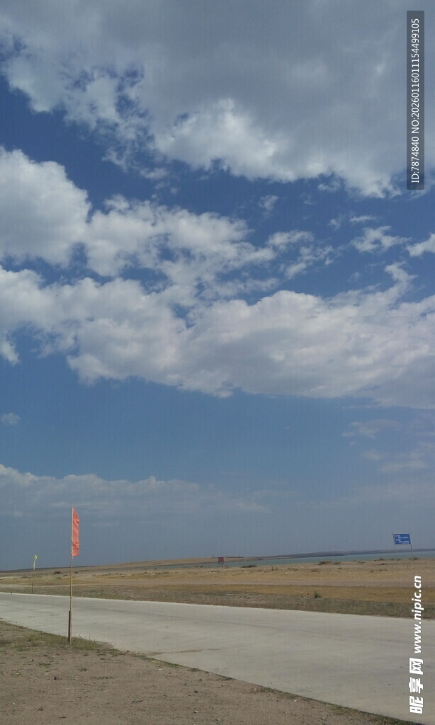 空旷公路上的蓝天白云