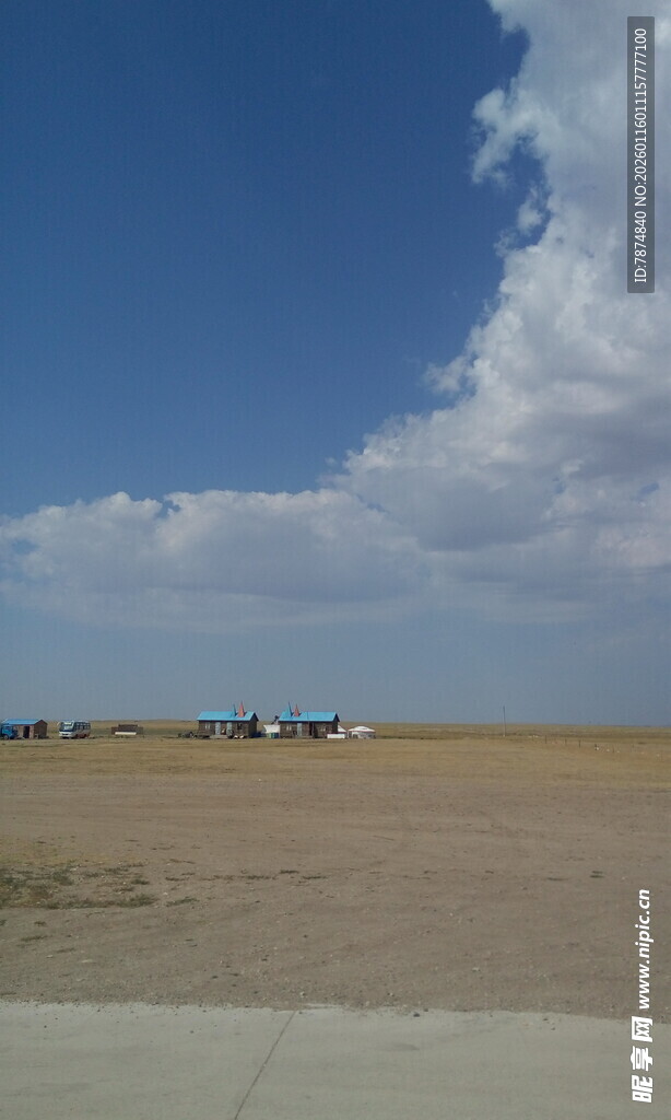 广阔旷野上的车辆与蓝天