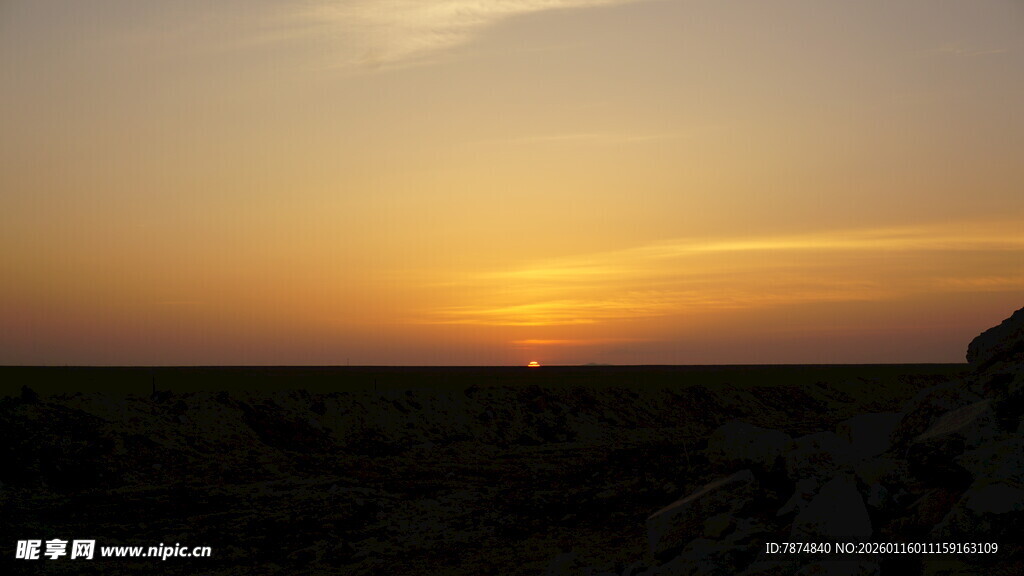 日落时分的广袤原野