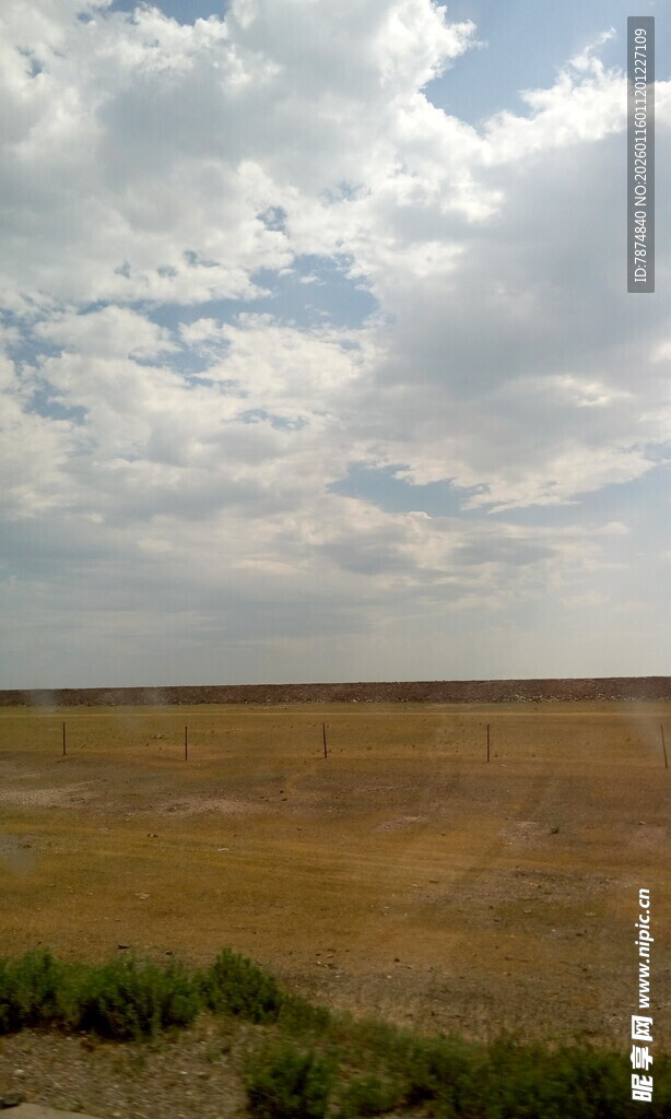 广袤田野上的蓝天白云