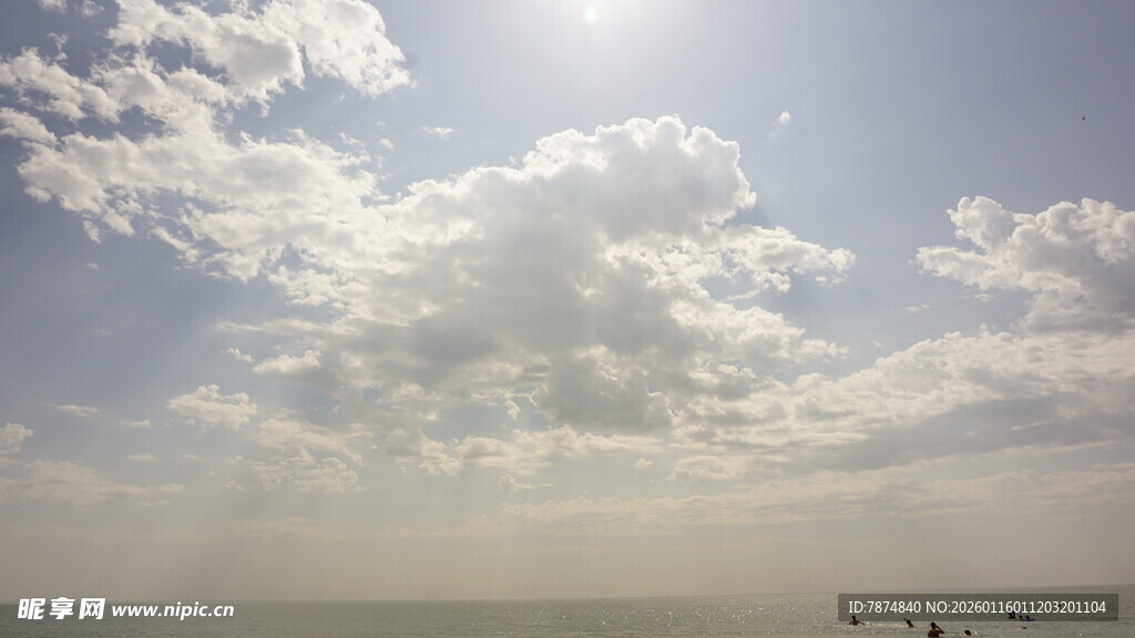 海边晴天 白云与阳光美景