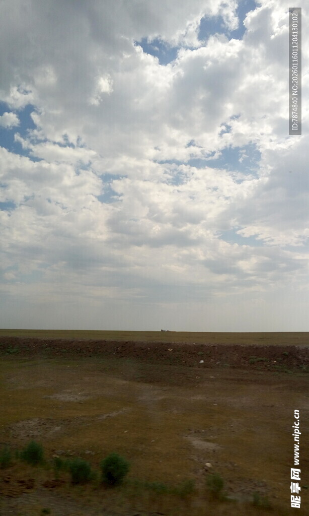 广袤原野上的多云天空