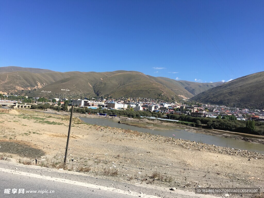 公路旁的山村与远山景色