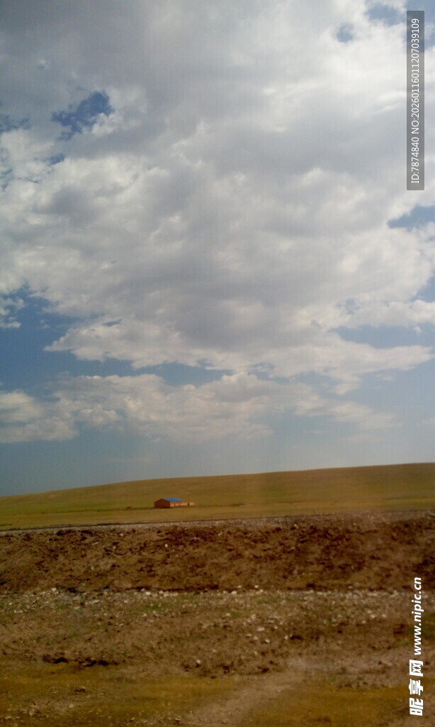 广袤草原上的蓝天白云