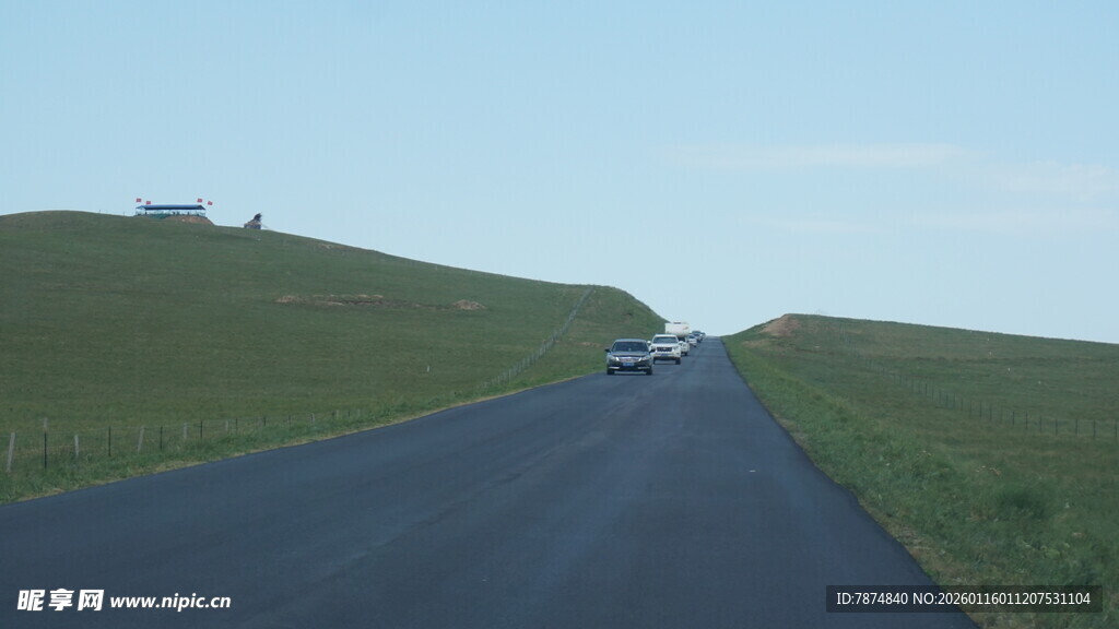 公路上行驶的车辆