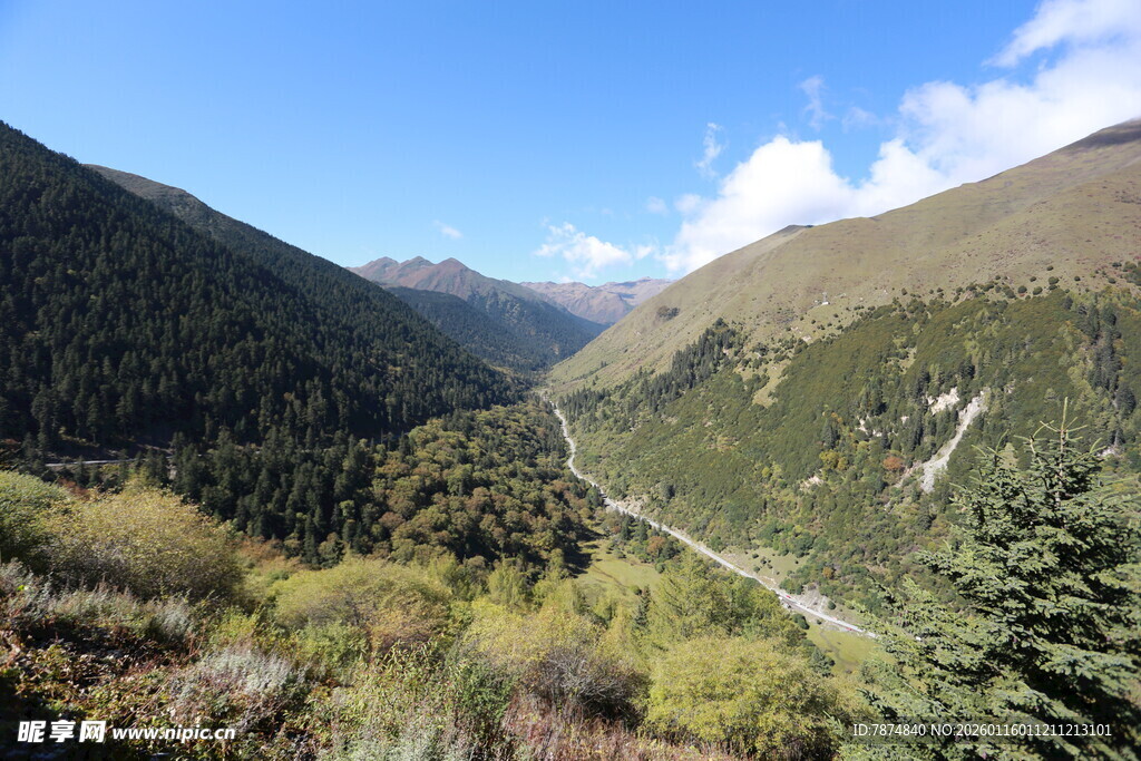 山间美景 蜿蜒公路穿行其中