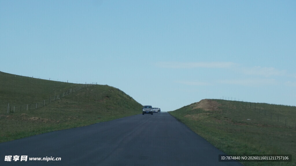 公路上的车辆驶向远方