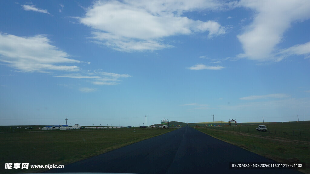 公路伸向蓝天绿野