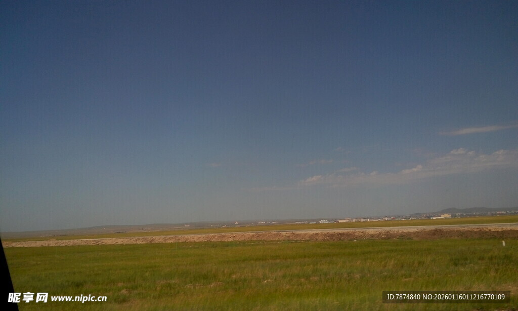 广袤草原上的晴朗天空