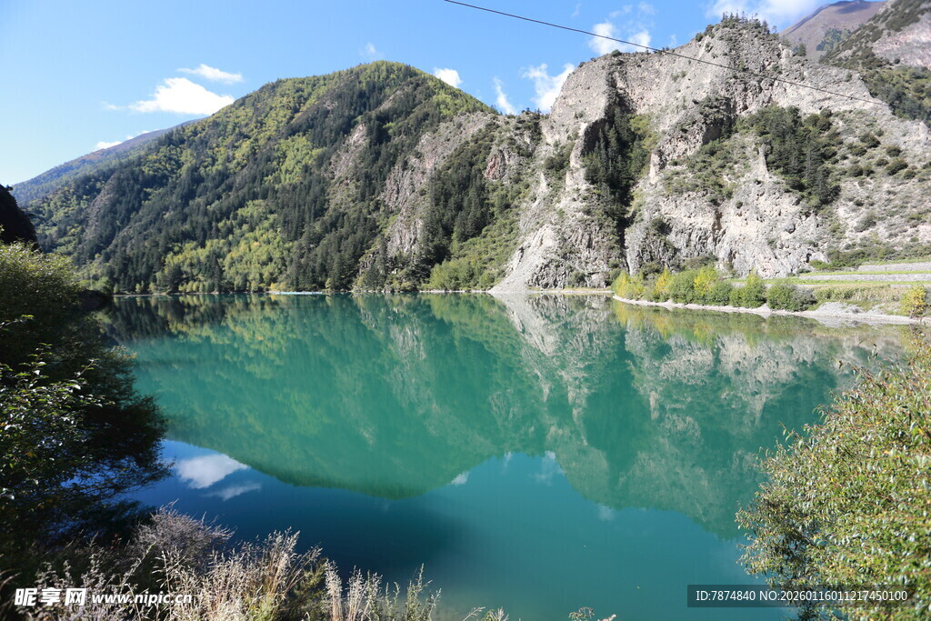 青山绿水间的澄澈湖泊