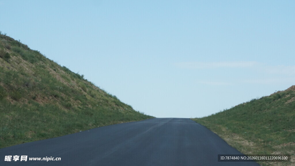 空旷公路延伸向远方