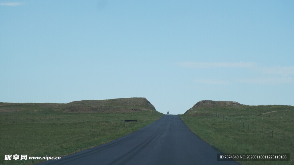 草原中的延伸公路