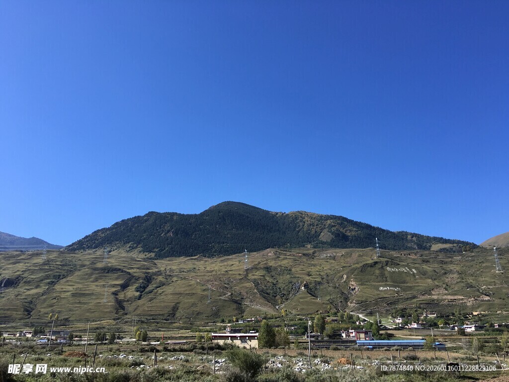 山间村落 蓝天青山相依