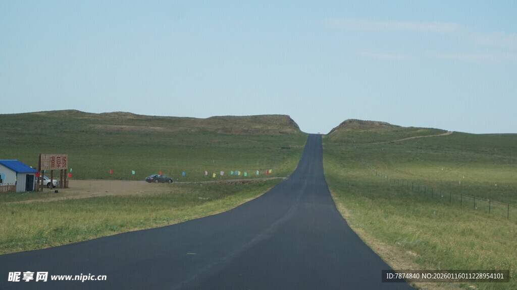草原上的蜿蜒公路