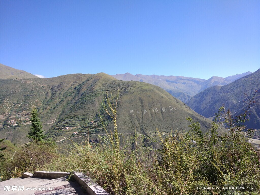 壮丽山景 绿意盎然的山峦