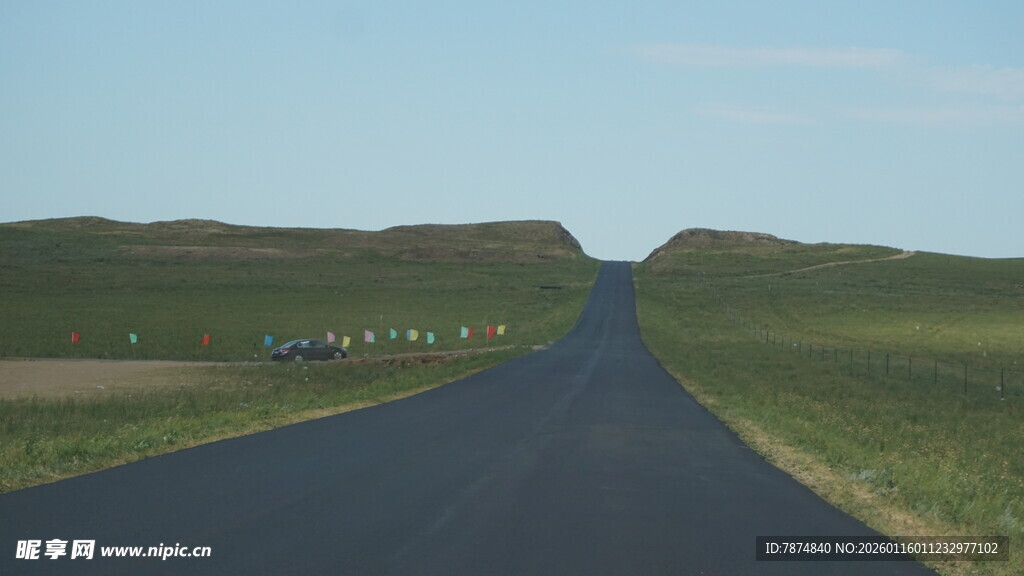 草原上的笔直公路
