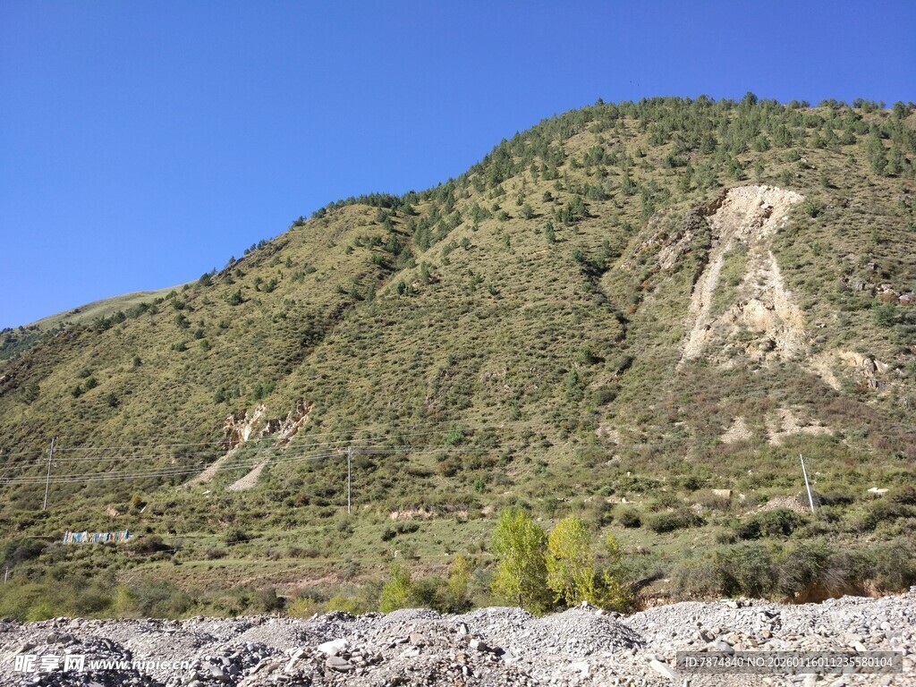 青山旷野风景图