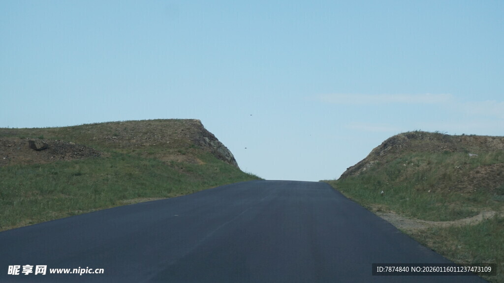 开阔公路伸向远方