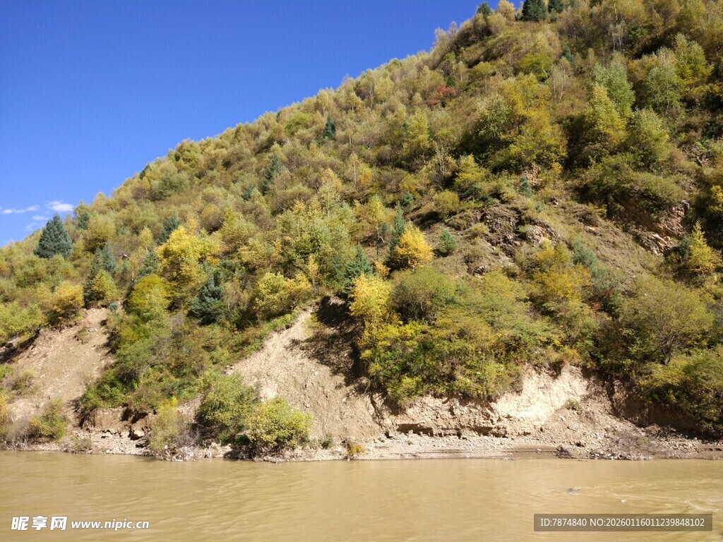 河畔秋景 青山绿水相映