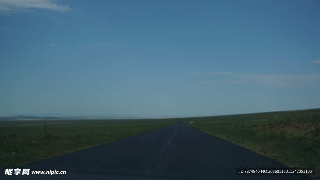 草原上的延伸公路