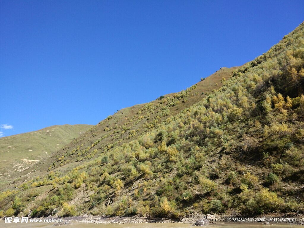 青山蓝天间的自然景致
