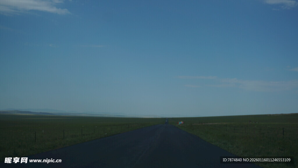 开阔公路伸向远方