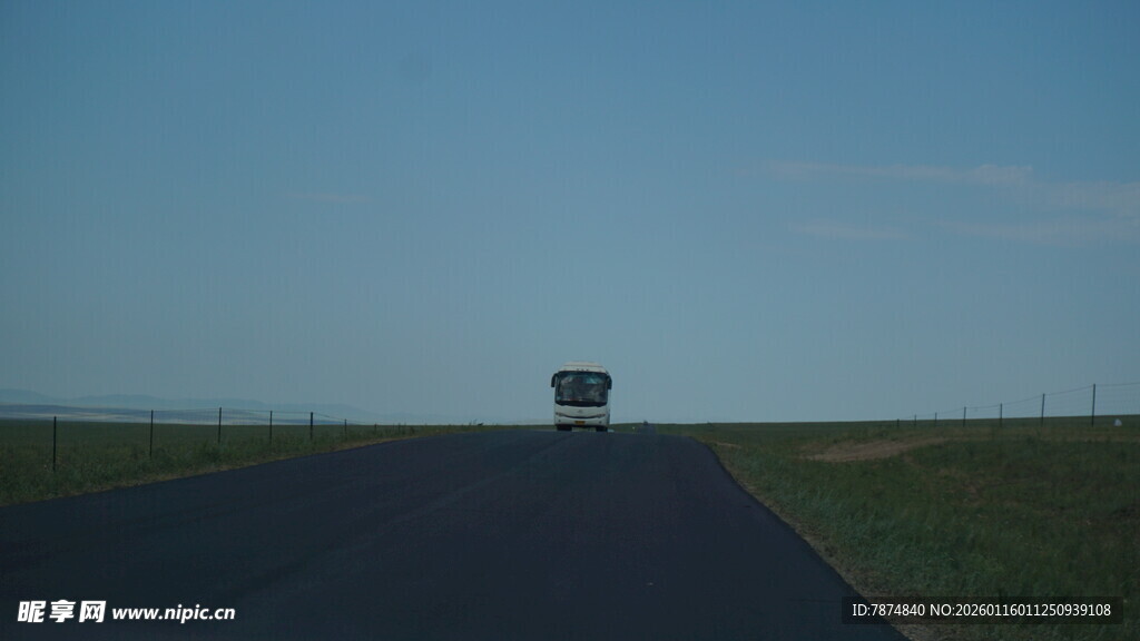 公路尽头的孤独身影