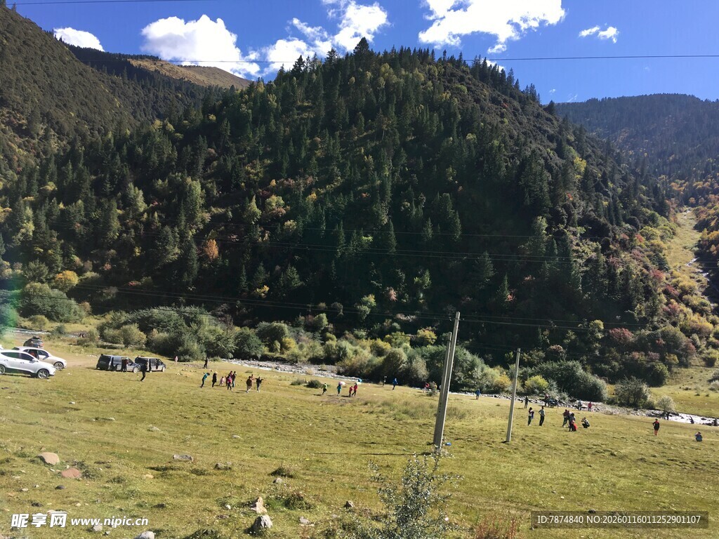 草原山间的牧场景象