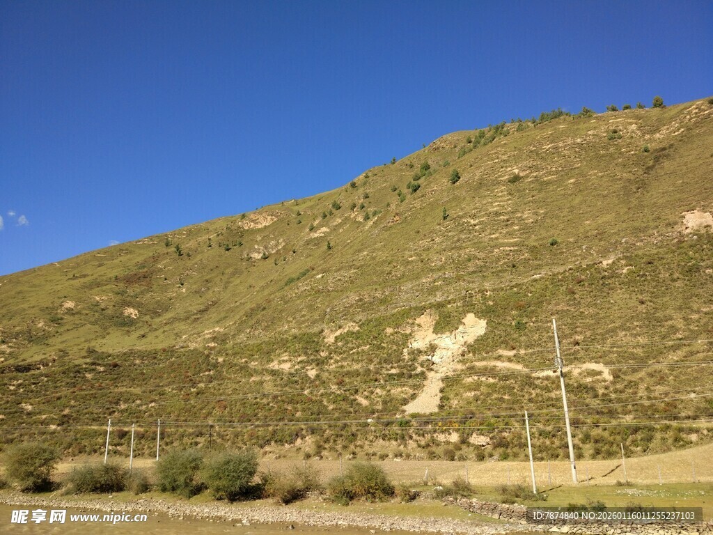 山坡上的电力设施景观