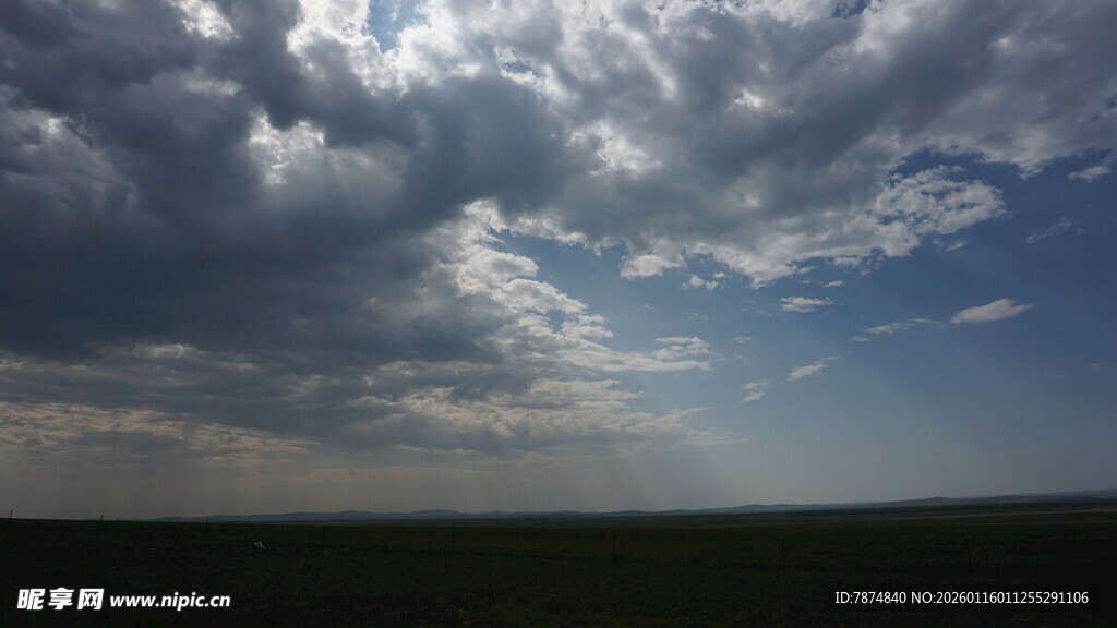 草原上空的壮丽云层