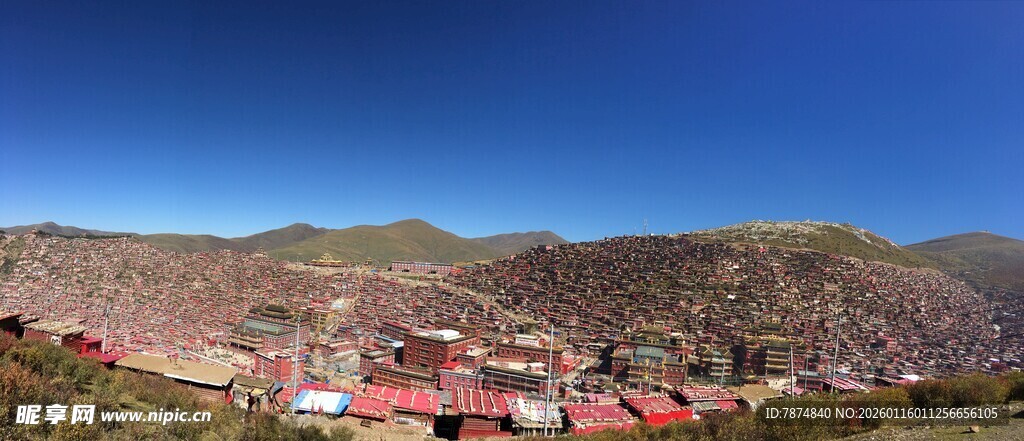 山间红顶建筑全景