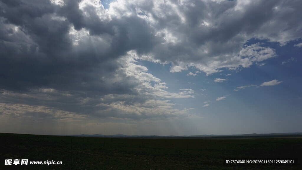 草原上空的壮丽云层景观