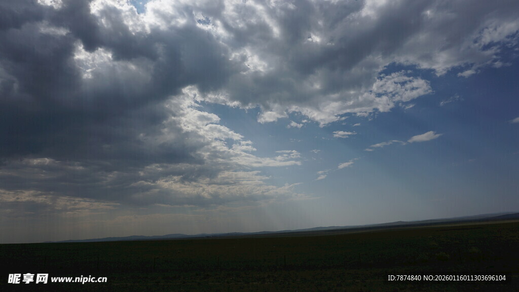 草原上空的壮丽多云景象