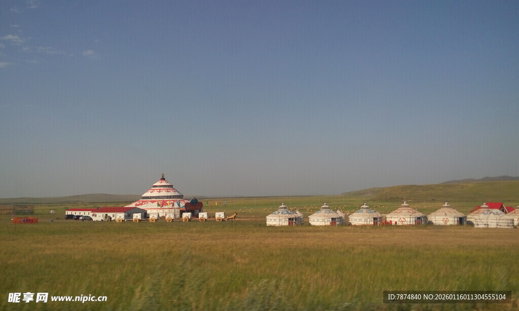 草原上的蒙古包群落