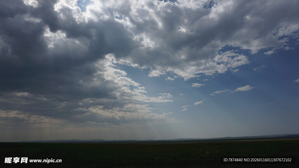 天空乌云密布的壮丽景象