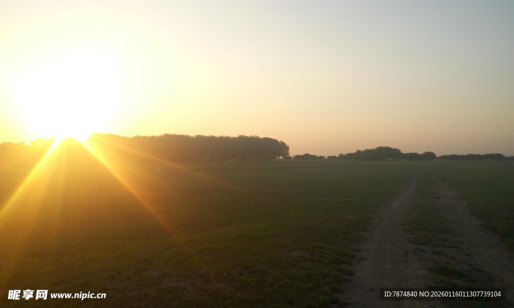 夕阳下的田野小路