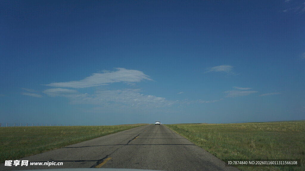旷野中的延伸公路