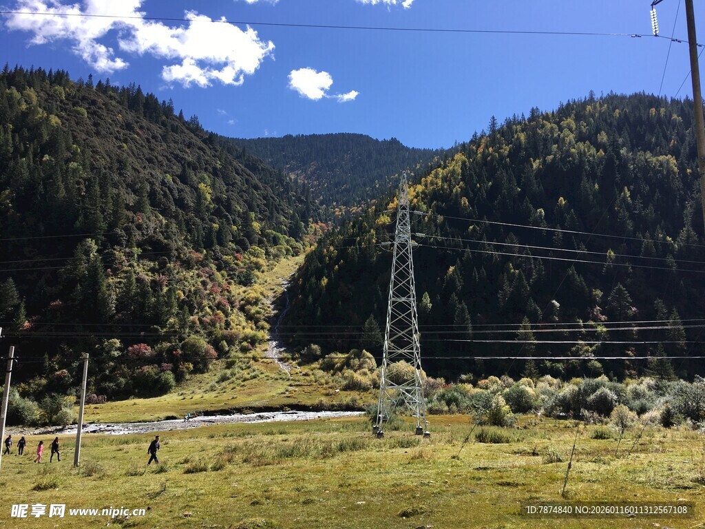 山间田野与输电塔景观