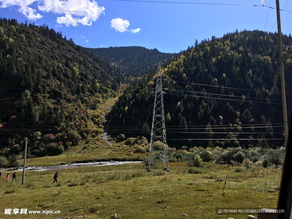 山间田野与输电塔景观
