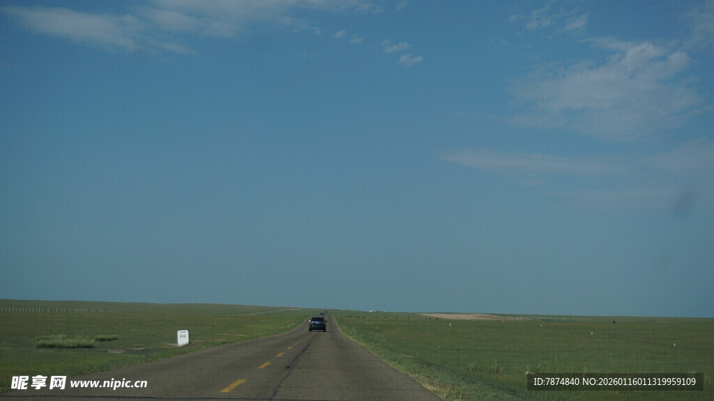 草原公路上的行驶景象