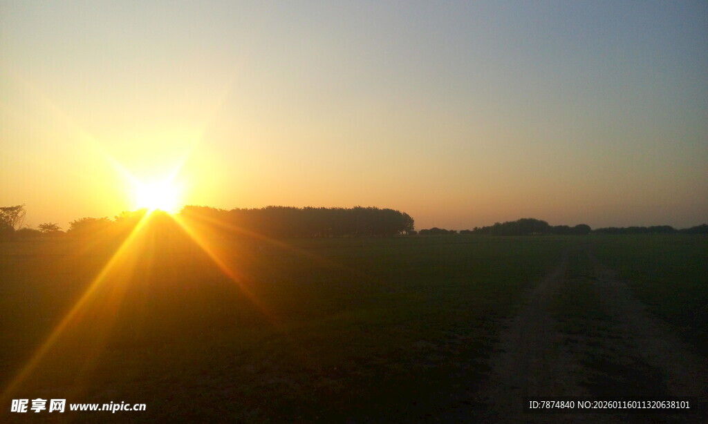 田野上的落日美景