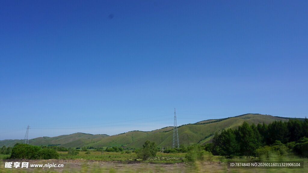 广阔山野蓝天风景图
