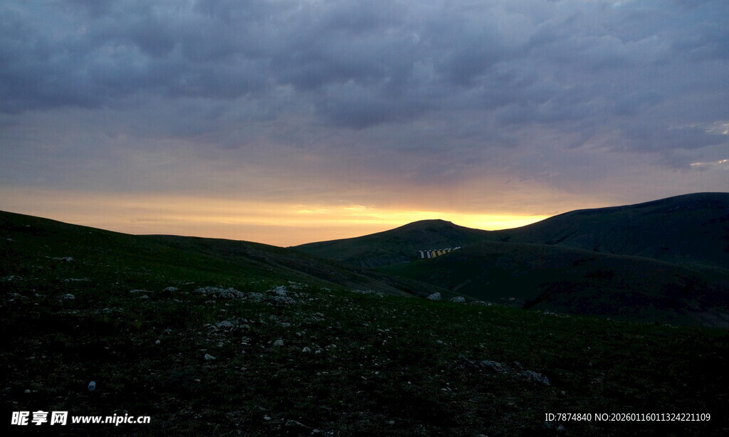 黄昏下的山峦美景